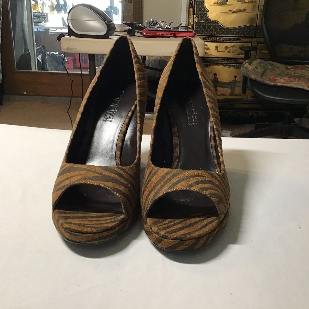 Moda  brown and black zebra print wedge heel size 10 m.